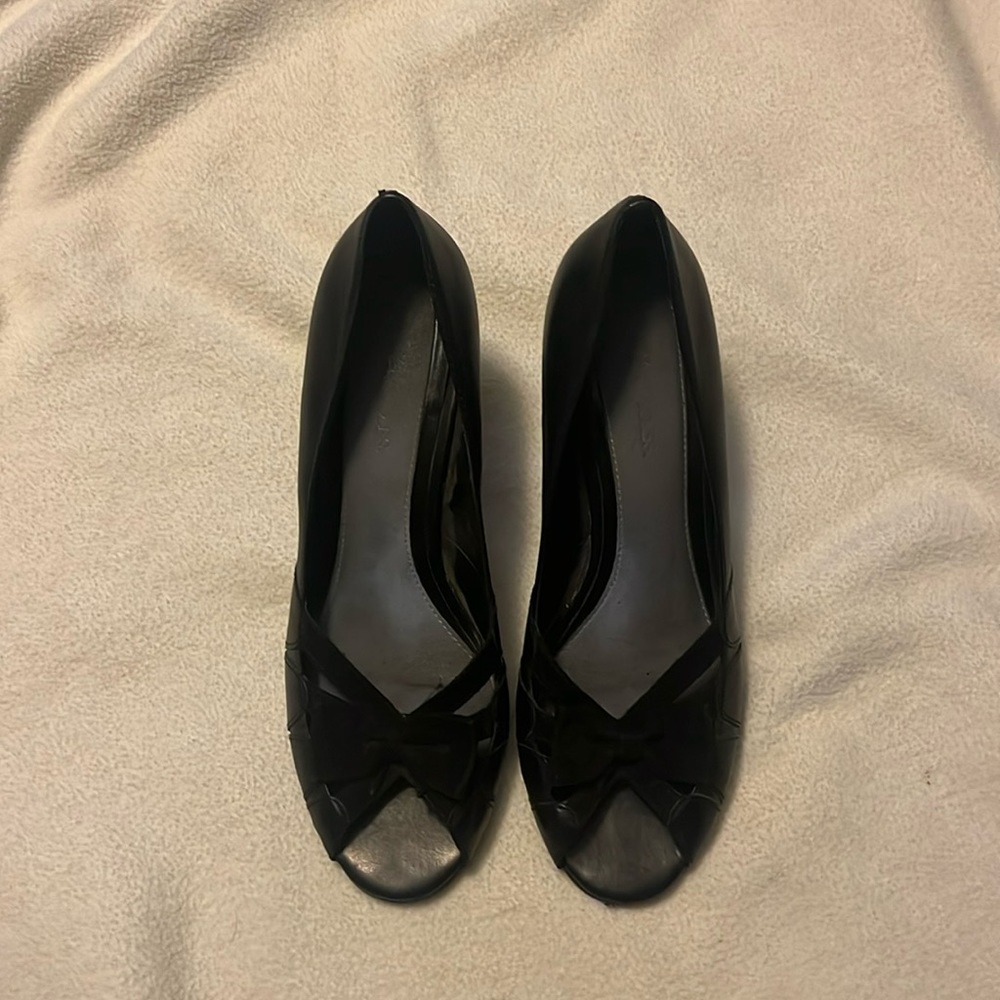Black peep toe heel with velvet bow. Size 8. Aerosoles guc.